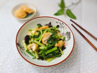 20、芹菜炒木耳,出锅盛盘