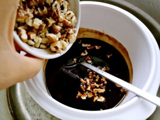 7、滋阴养血阿胶糕,将核桃仁倒入融化的阿胶中。