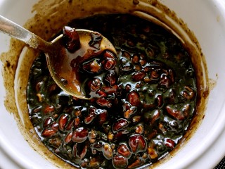 12、滋阴养血阿胶糕,将炖盅置火上，直接小火加热，边加热边不停的搅拌