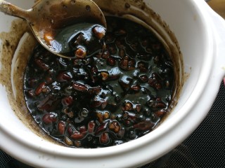 13、滋阴养血阿胶糕,直到阿胶膏粘稠，从勺子中流下的阿胶汁不断线。