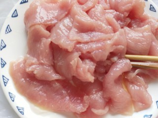 3、砂锅水煮肉片,搅拌均匀