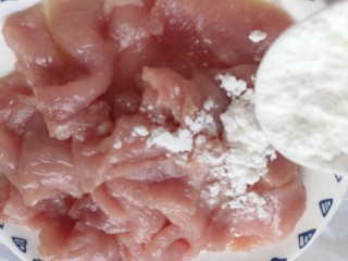 4、砂锅水煮肉片,再加入生抽，淀粉