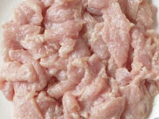 5、砂锅水煮肉片,搅拌均匀备用