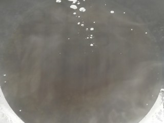 20、砂锅水煮肉片,另起一锅加油，热油烧至冒烟