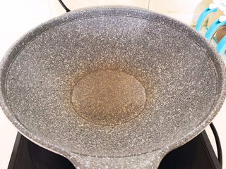 11、冬瓜肉丸汤,炒锅烧热后加入玉米油