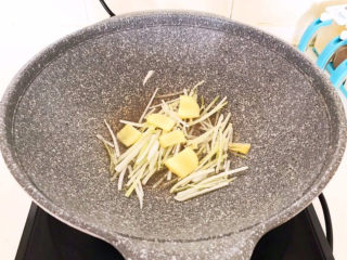 12、冬瓜肉丸汤,油烧热后加入葱丝和姜片，炒出香味