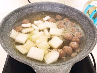 16、冬瓜肉丸汤,加入冬瓜，大火烧开后煮10分钟左右