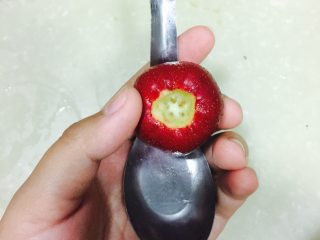 1、冰糖山楂,找一个这样的勺子最好用