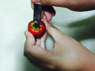 2、冰糖山楂,尾部先用勺子转一小圈