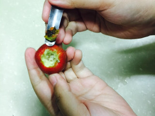 3、冰糖山楂,挖成这个样子 注意下手 不要把果肉都挖没了