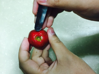 4、冰糖山楂,头部也要去掉