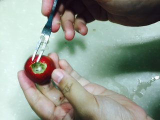 6、冰糖山楂,然后用这种吃水果用的小叉子 塞进去 把核挖出来