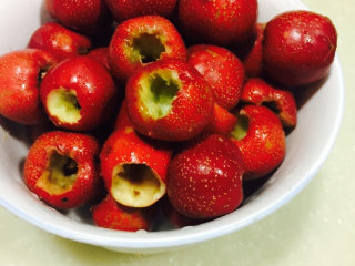 9、冰糖山楂,挖好的一盆山楂