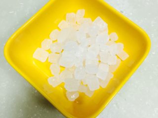 10、冰糖山楂,准备好冰糖 锅里放水 放入冰糖煮开 ※放的水就少一些 想喝汤汁的话可以多放一点 但是也不要特别多 不要没过山楂