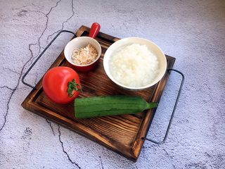1、宝宝餐 番茄丝瓜补钙粥,准备好所有的食材。