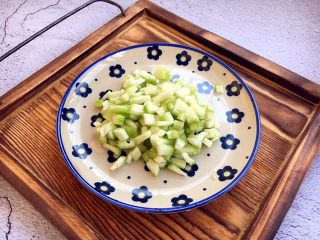 3、宝宝餐 番茄丝瓜补钙粥,丝瓜清洗干净，去皮，切成小碎丁。