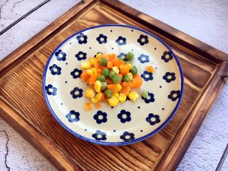 4、宝宝餐 番茄丝瓜补钙粥,提前将杂蔬菜煮熟。（3岁以上的宝宝可以添加）。