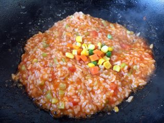 12、宝宝餐 番茄丝瓜补钙粥,放入煮熟的杂蔬菜（3岁以上的宝宝添加），小火再煮2～3分钟即可。