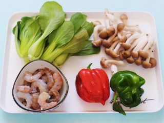 1、时蔬烩虾球,备齐所有的食材。