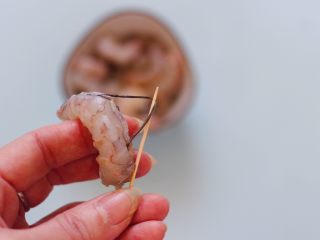 2、时蔬烩虾球,虾仁去虾线后洗净备用。