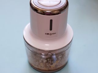 4、时蔬烩虾球,启动绞肉机绞打成泥。