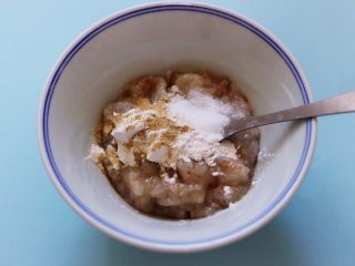 5、时蔬烩虾球,打好的虾泥放到碗里，加入适量的盐和胡椒粉，再加入半个鸡蛋清后，顺时针方向搅拌均匀。