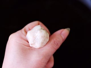 6、时蔬烩虾球,锅中倒入适量的清水，把搅拌好的虾泥，用手的虎口处挤出圆球放入锅中。