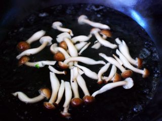 9、时蔬烩虾球,锅中倒入适量清水，加一勺盐把蟹味菇焯水捞出备用。