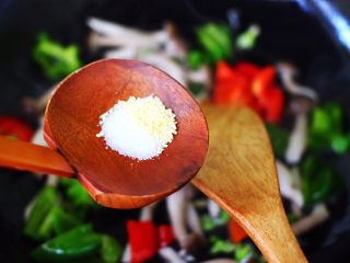 14、时蔬烩虾球,这个时候加入适量的盐和鸡精调味。