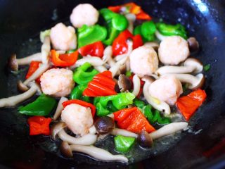 18、时蔬烩虾球,看见锅中汤汁浓稠时，即可关火。