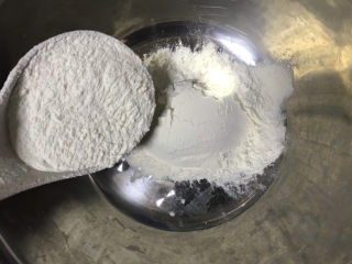 1、家庭凉皮,准备两大勺面粉