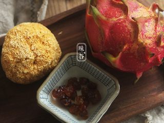 1、火龙果银耳糖水,准备好材料；