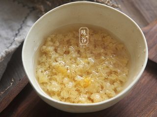 6、火龙果银耳糖水,泡发好的银耳去根，撕成小碎块（碎点可以简短熬制的时间）