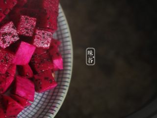 11、火龙果银耳糖水,最后20分钟加入火龙果粒。