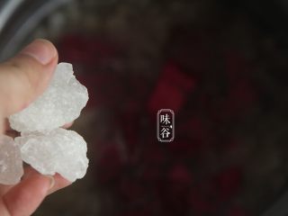 12、火龙果银耳糖水,加入冰糖炖至溶化即可。