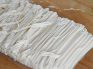 1、零厨艺学做“太极八卦羹”,豆腐切片,改刀切成丝