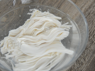 2、零厨艺学做“太极八卦羹”,放入清水中备用