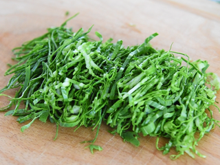 3、零厨艺学做“太极八卦羹”,选用青菜,切丝备用