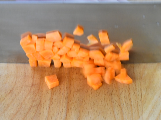 4、零厨艺学做“太极八卦羹”,胡萝卜切丁备用