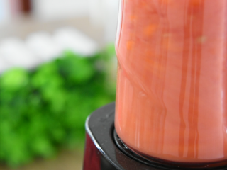 6、零厨艺学做“太极八卦羹”,将胡萝卜丁、番茄丁放入大汁机种,打成汁