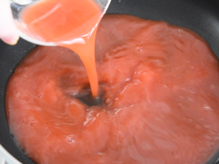 8、零厨艺学做“太极八卦羹”,锅中倒入少许油,炒开,倒入水果汁煮沸