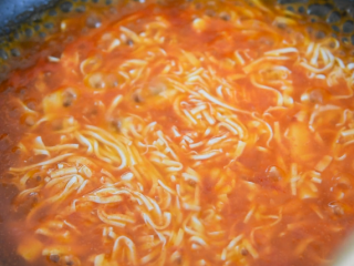 10、零厨艺学做“太极八卦羹”,汤汁浓稠后,倒入豆腐丝,顺时针拌匀