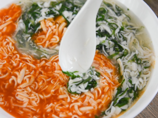 14、零厨艺学做“太极八卦羹”,多余的汤汁用汤勺,点作太极眼即可