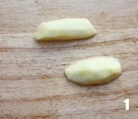 1、蜜枣红糖姜水,将姜去皮；