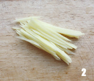 2、蜜枣红糖姜水,切成长丝；