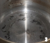 3、蜜枣红糖姜水,煮锅中添入冷水，大火烧开；