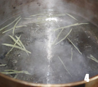 4、蜜枣红糖姜水,放入姜丝，转小火，加盖煮约10分钟；