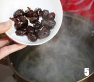 5、蜜枣红糖姜水,放入蜜枣；