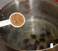 6、蜜枣红糖姜水,放入红糖；