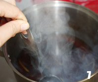 7、蜜枣红糖姜水,用勺子搅匀；